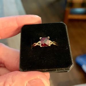 10 kt yellow gold rodolite garnet ring